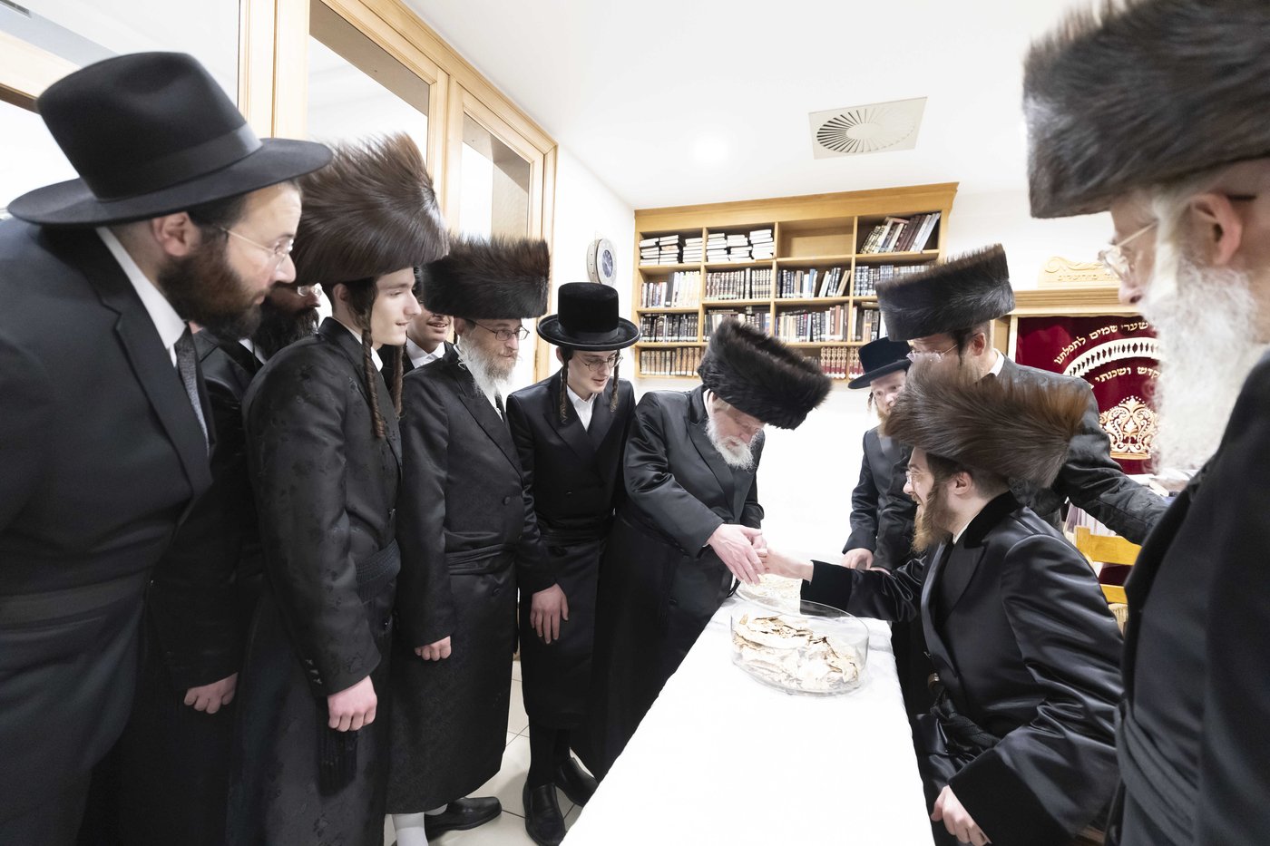האדמו"ר מסאדיגורה בחלוקת מצות שמירה לתושבי אנטווערפן