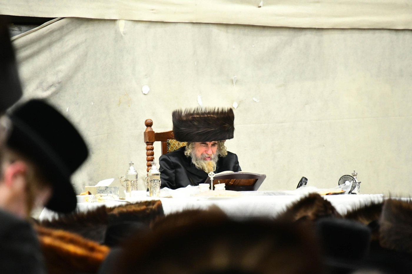 האדמו"ר מרחמסטריווקא בשב"ק באלעד עם בחורי החסידות