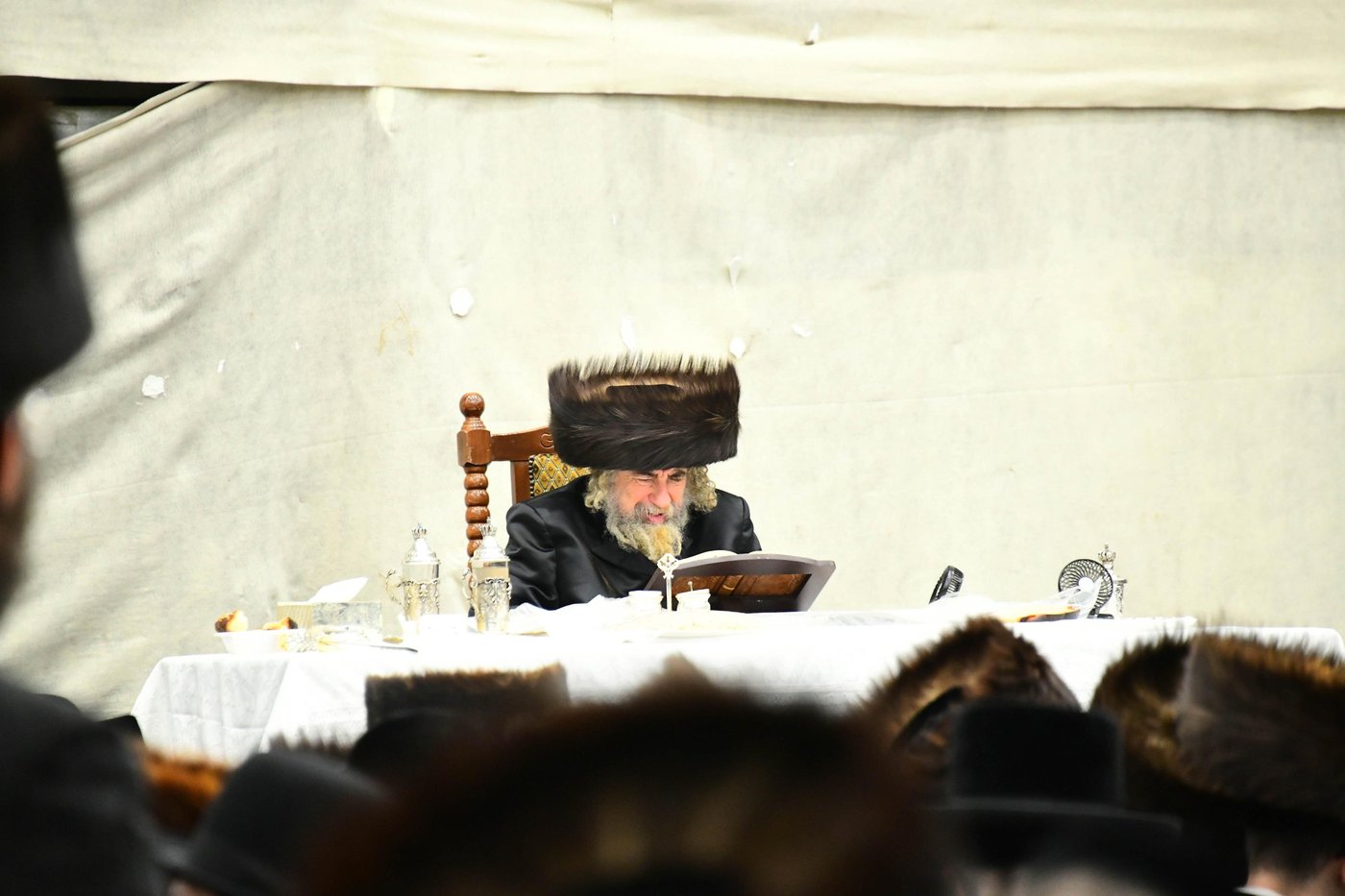 האדמו"ר מרחמסטריווקא בשב"ק באלעד עם בחורי החסידות