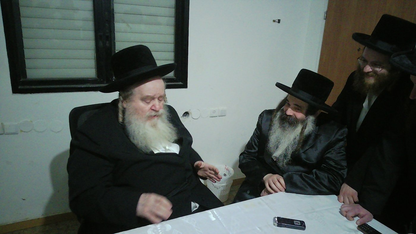 האדמו"ר מזוטשקא בבית מדרשו של זקינו הרה"ק רבי איתמר מנדבורנה זצ"ל