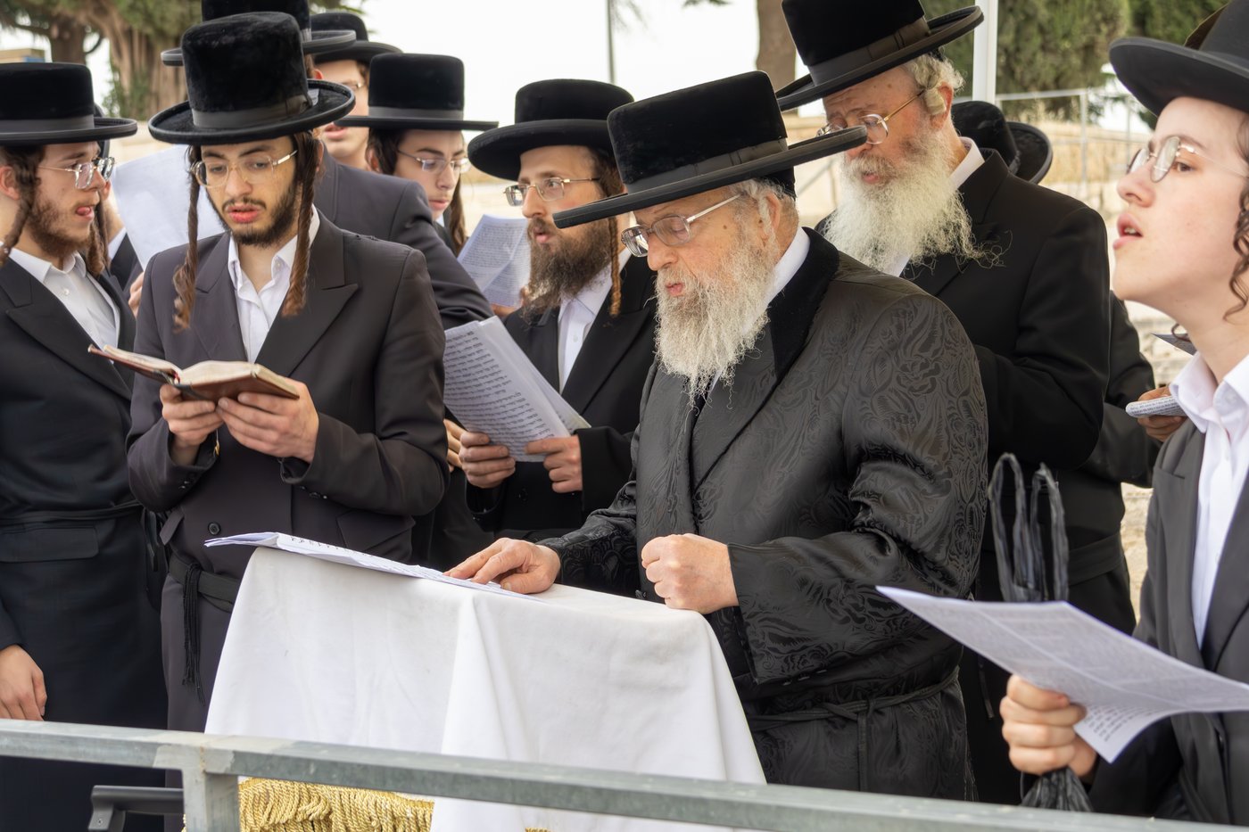 האדמו"ר מפינסק קרלין בעליה לציון אביו זצ"ל