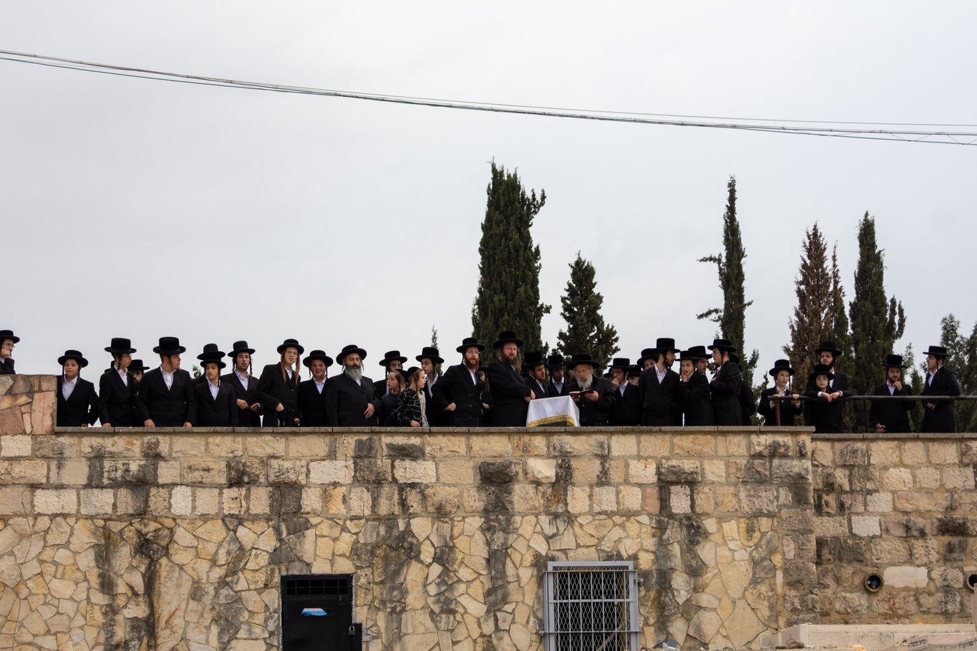 האדמו"ר מפינסק קרלין בעליה לציון אביו זצ"ל
