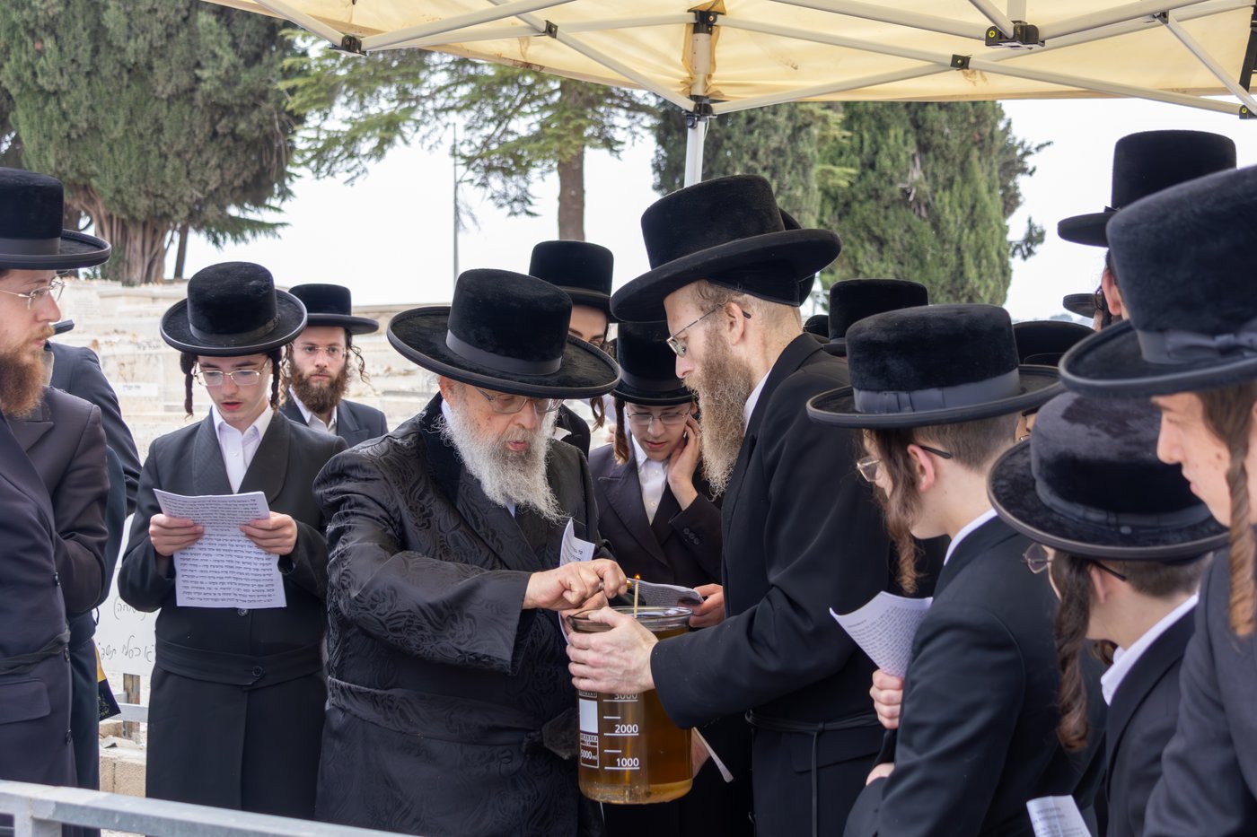 האדמו"ר מפינסק קרלין בעליה לציון אביו זצ"ל
