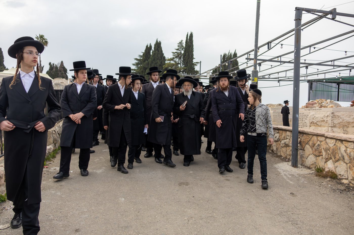 האדמו"ר מפינסק קרלין בעליה לציון אביו זצ"ל