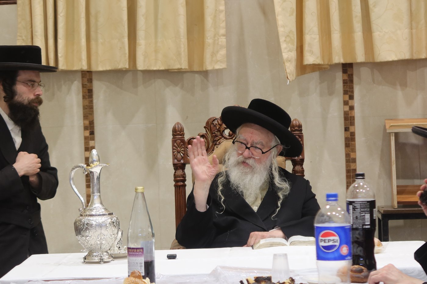 האדמו"ר ממשכנות הרועים בסעודת הילולא לזכר הרה"ק ה'דברי חיים' מצאנז