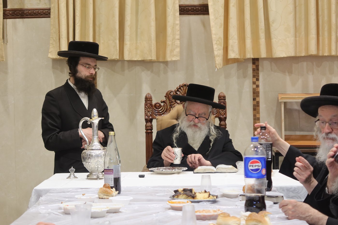 האדמו"ר ממשכנות הרועים בסעודת הילולא לזכר הרה"ק ה'דברי חיים' מצאנז