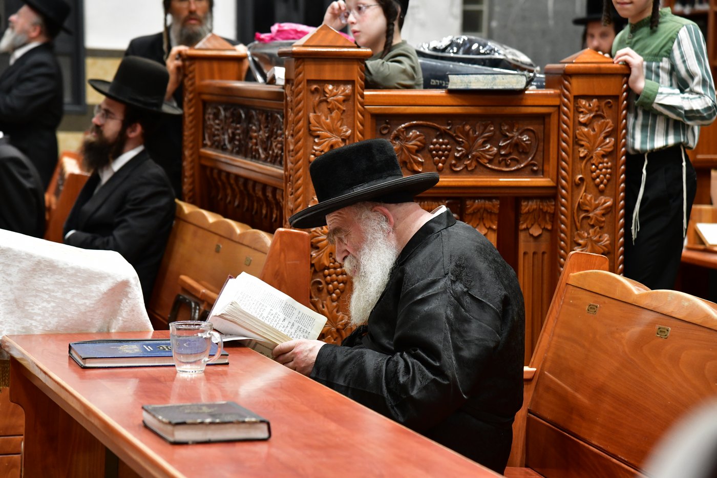 גאב"ד מאקווא בתפילת מעריב וספירת העומר בבית מדרשו באשדוד