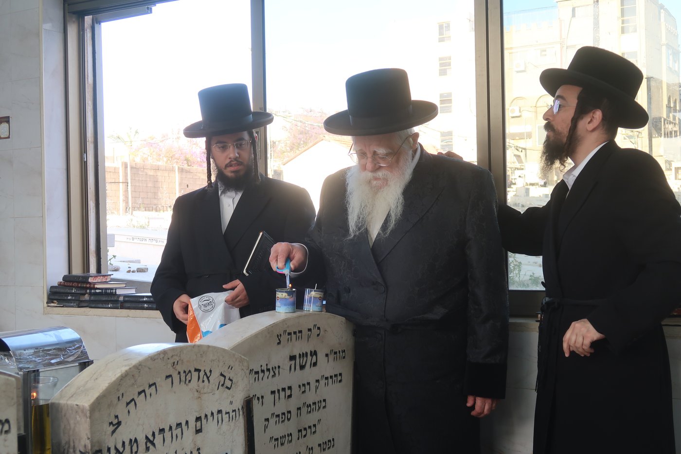 האדמו"ר משאץ ויז'ניץ בתפילה בבית העלמין בבני ברק