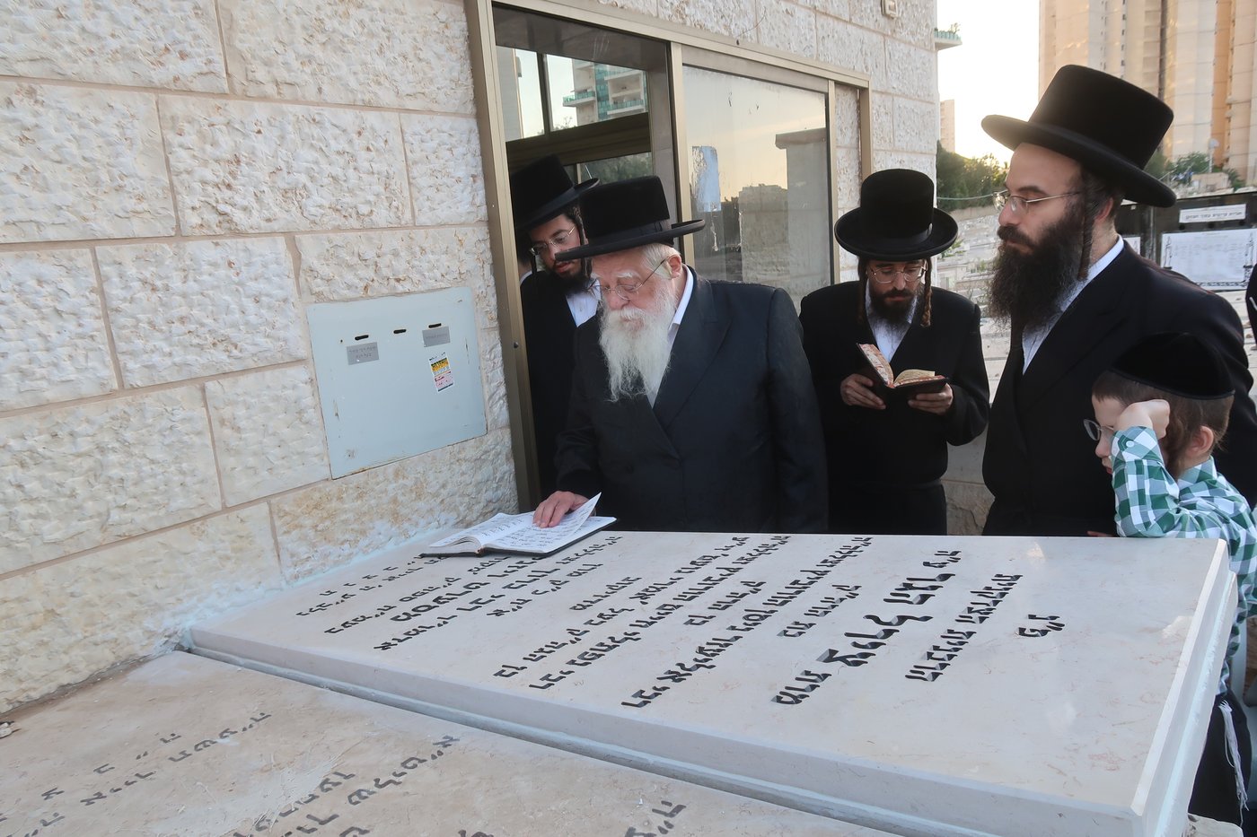 האדמו"ר משאץ ויז'ניץ בתפילה בבית העלמין בבני ברק