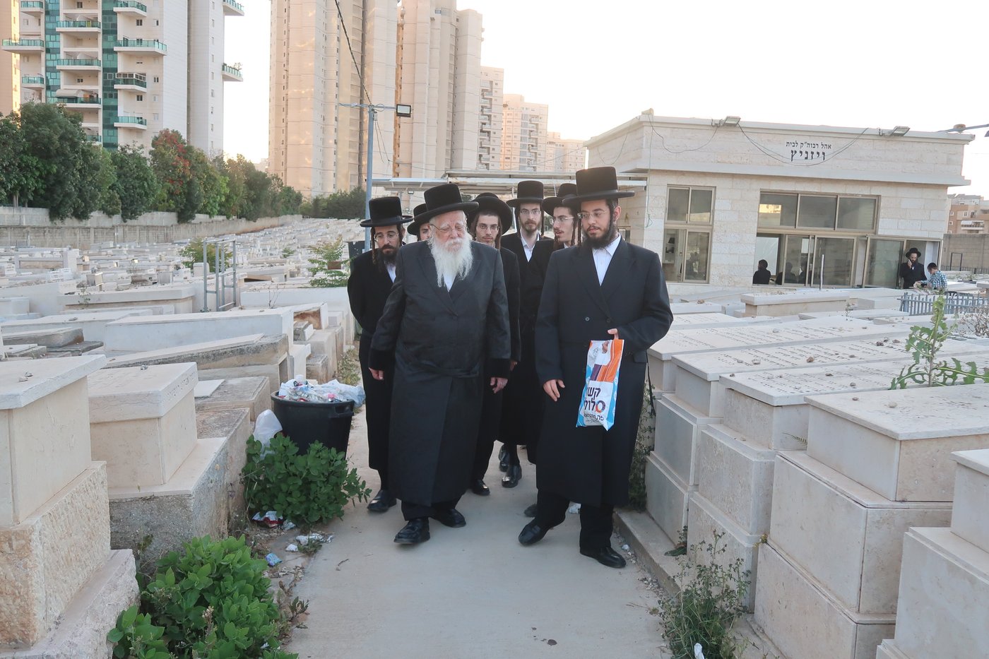 האדמו"ר משאץ ויז'ניץ בתפילה בבית העלמין בבני ברק