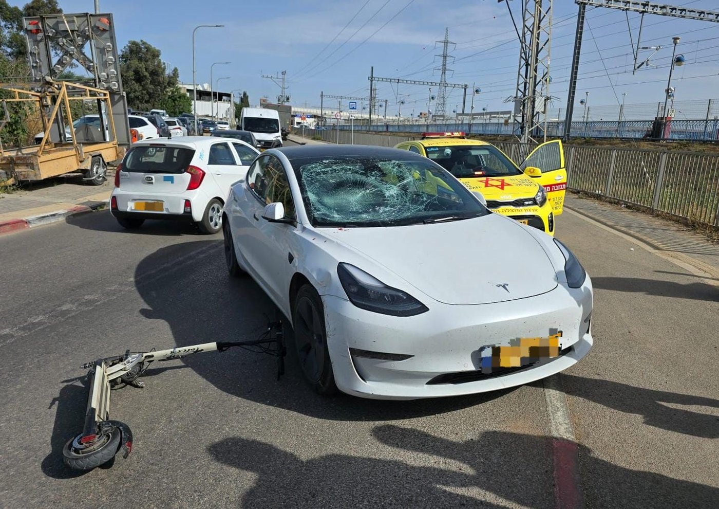 רוכב הקורקינט התרסק על הטסלה בכפר חב"ד, וזו התוצאה