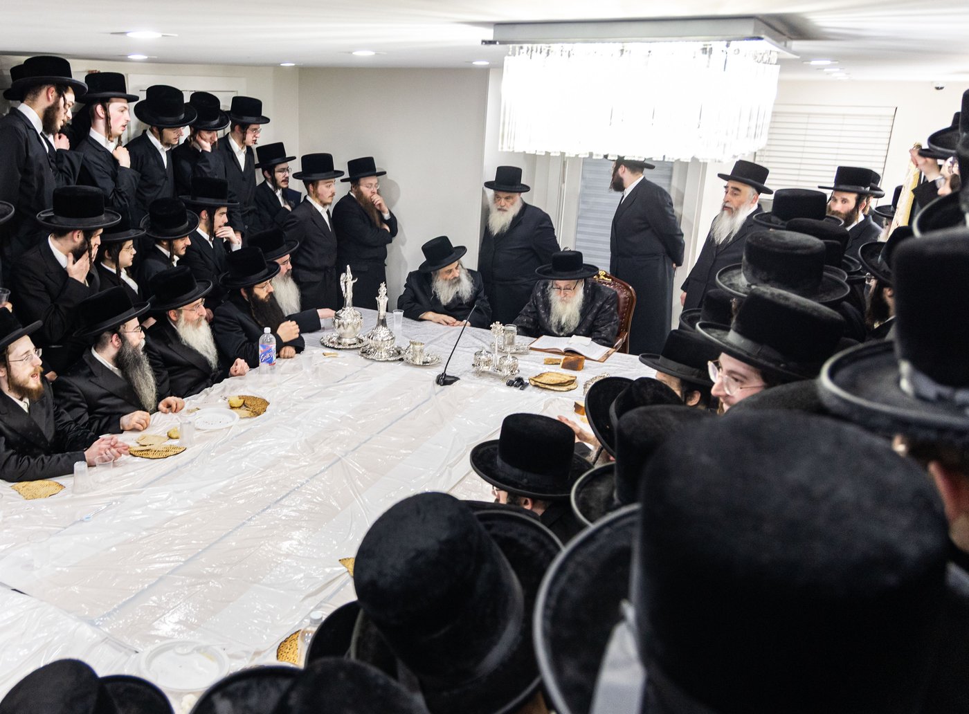 האדמו"ר מצאנז קלויזנבורג בטיש פסח שני