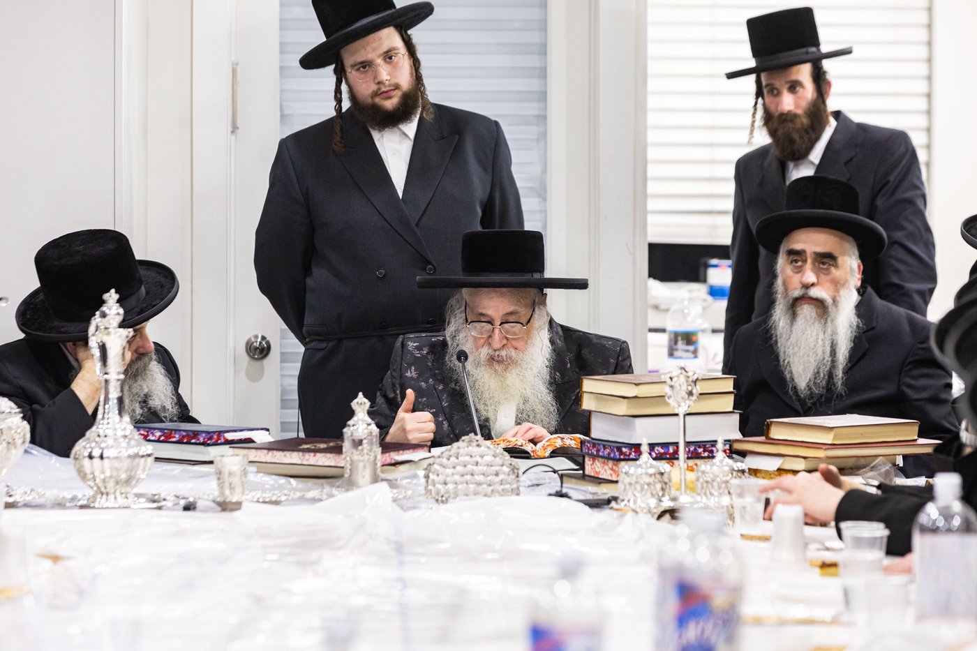 האדמו"ר מצאנז קלויזנבורג בטיש פסח שני