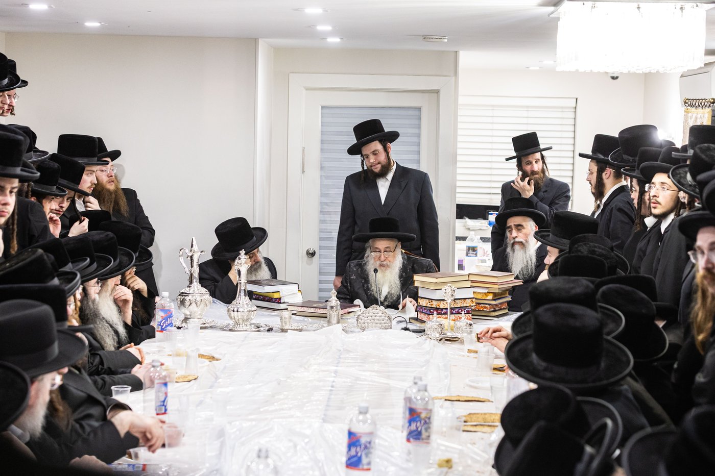 האדמו"ר מצאנז קלויזנבורג בטיש פסח שני