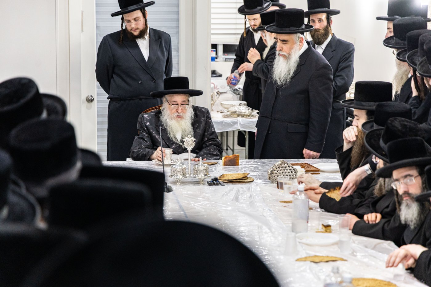 האדמו"ר מצאנז קלויזנבורג בטיש פסח שני