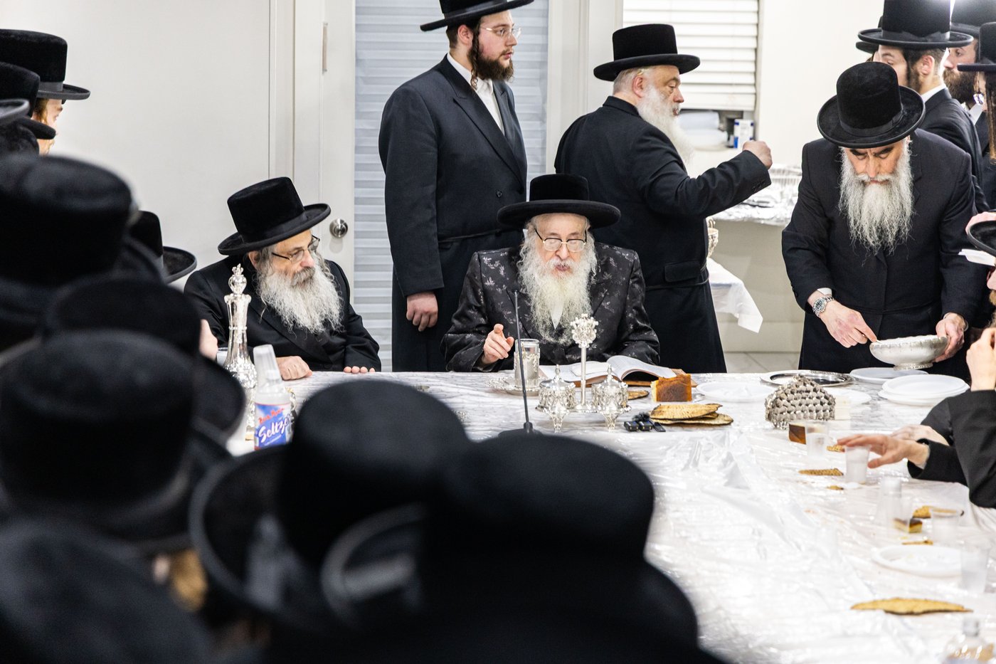 האדמו"ר מצאנז קלויזנבורג בטיש פסח שני