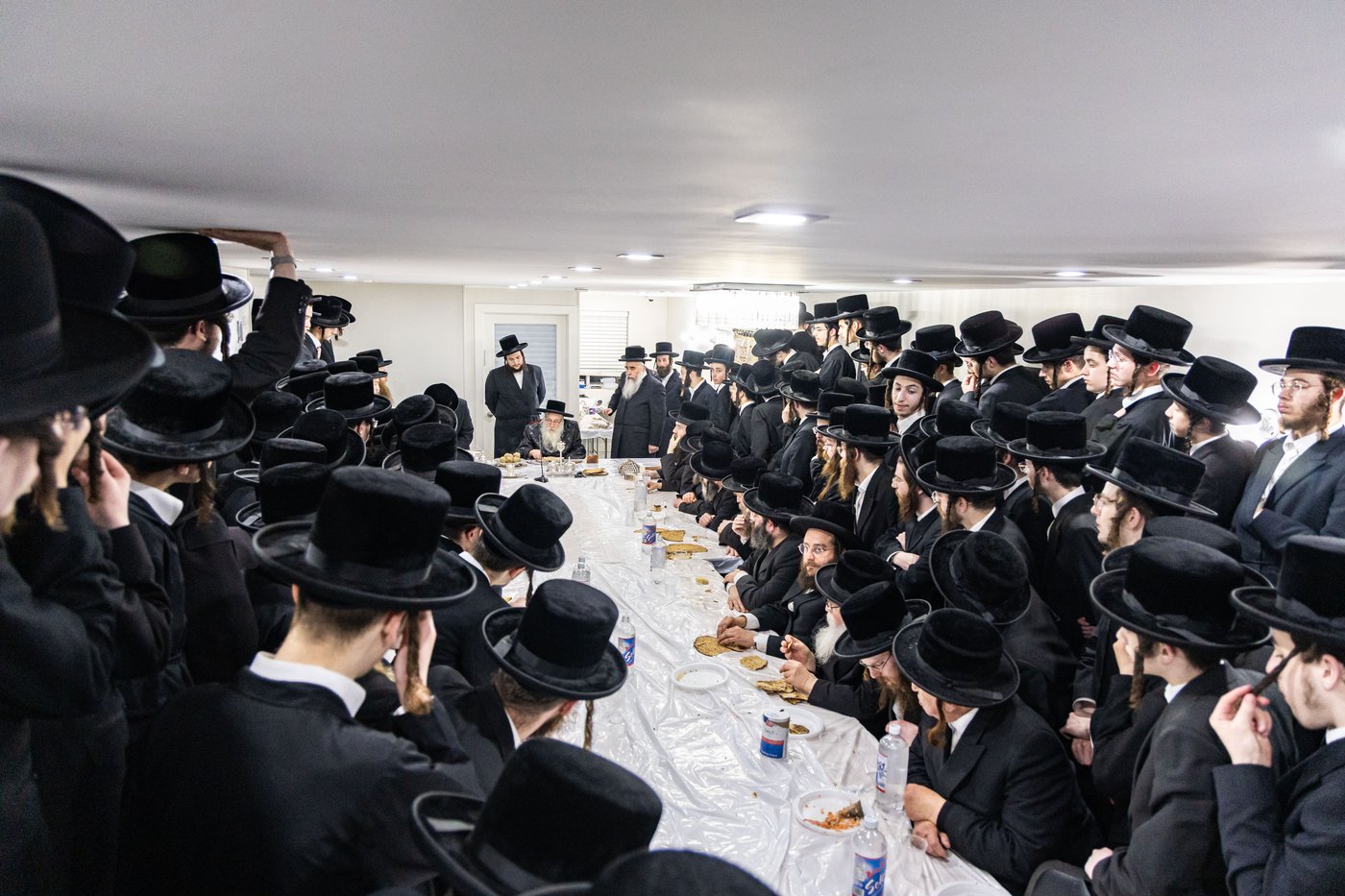 האדמו"ר מצאנז קלויזנבורג בטיש פסח שני