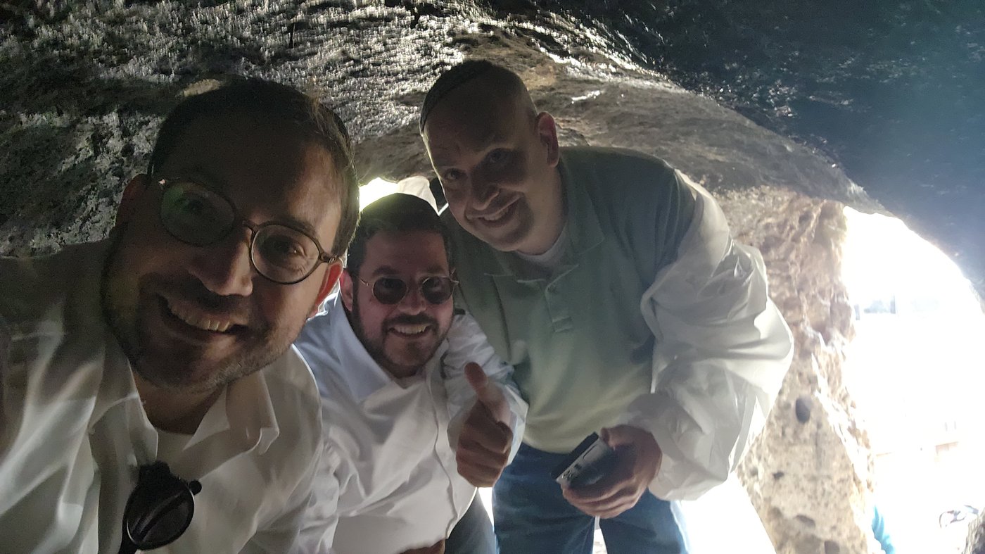 ראש עיריית לוד עורך הדין יאיר רביבו, כותב השורות ההיסטוריון ישראל שפירא וחבר המועצה ראובן לנקרי במעמקי מערת הנזירים מערת רשב"י ביער בן שמן
