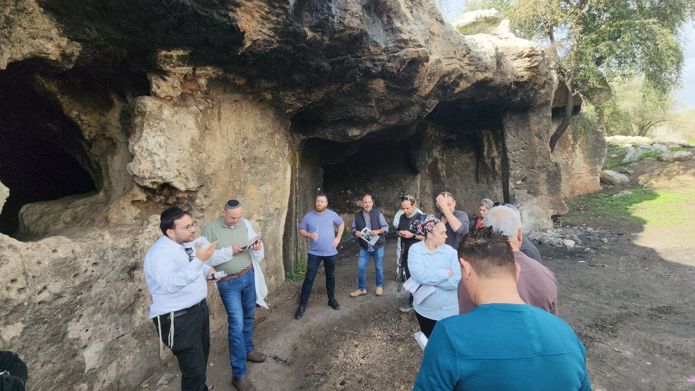 בכירי עיריית לוד בסיור במערת הנזירים ביער בן שמן, אחת ההצעות לזיהוי מערת רשב"י