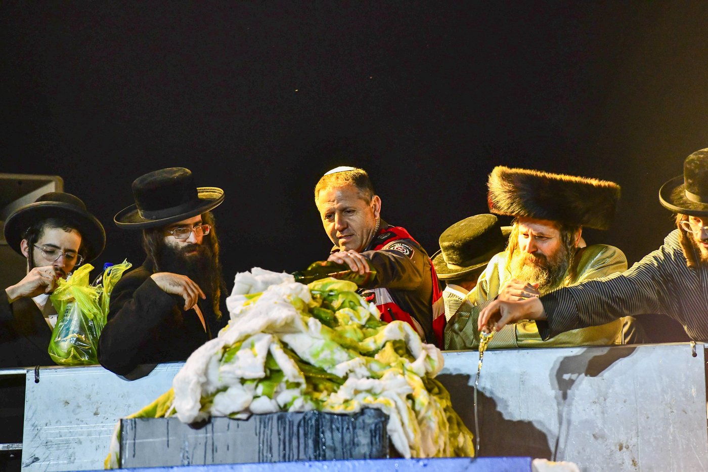 האדמו"ר מתולדות אברהם יצחק בהדלקה ל"ג בעומר