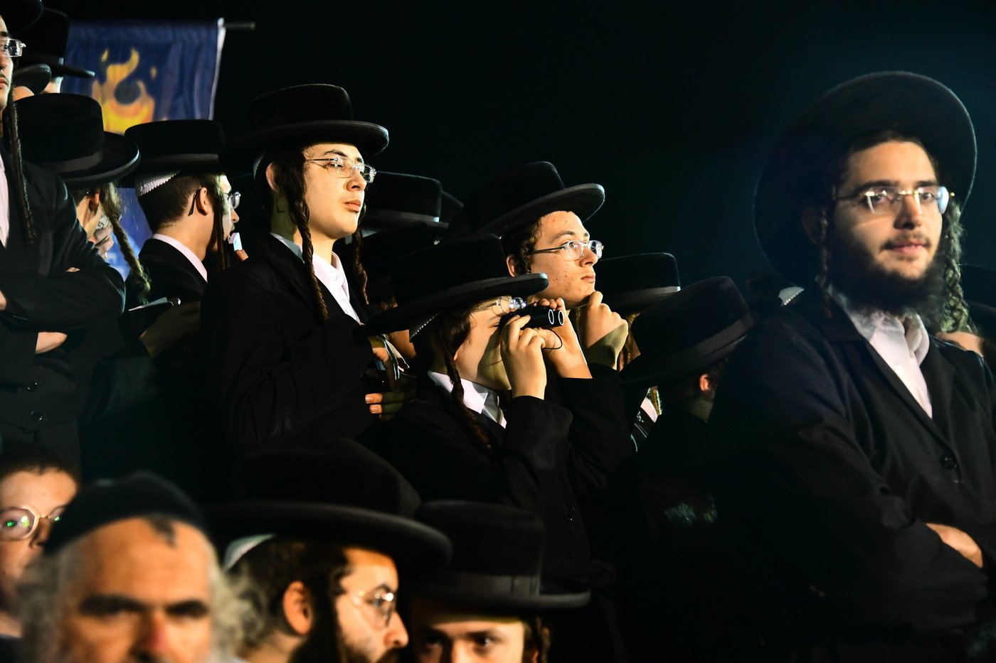האדמו"ר מתולדות אברהם יצחק בהדלקה ל"ג בעומר