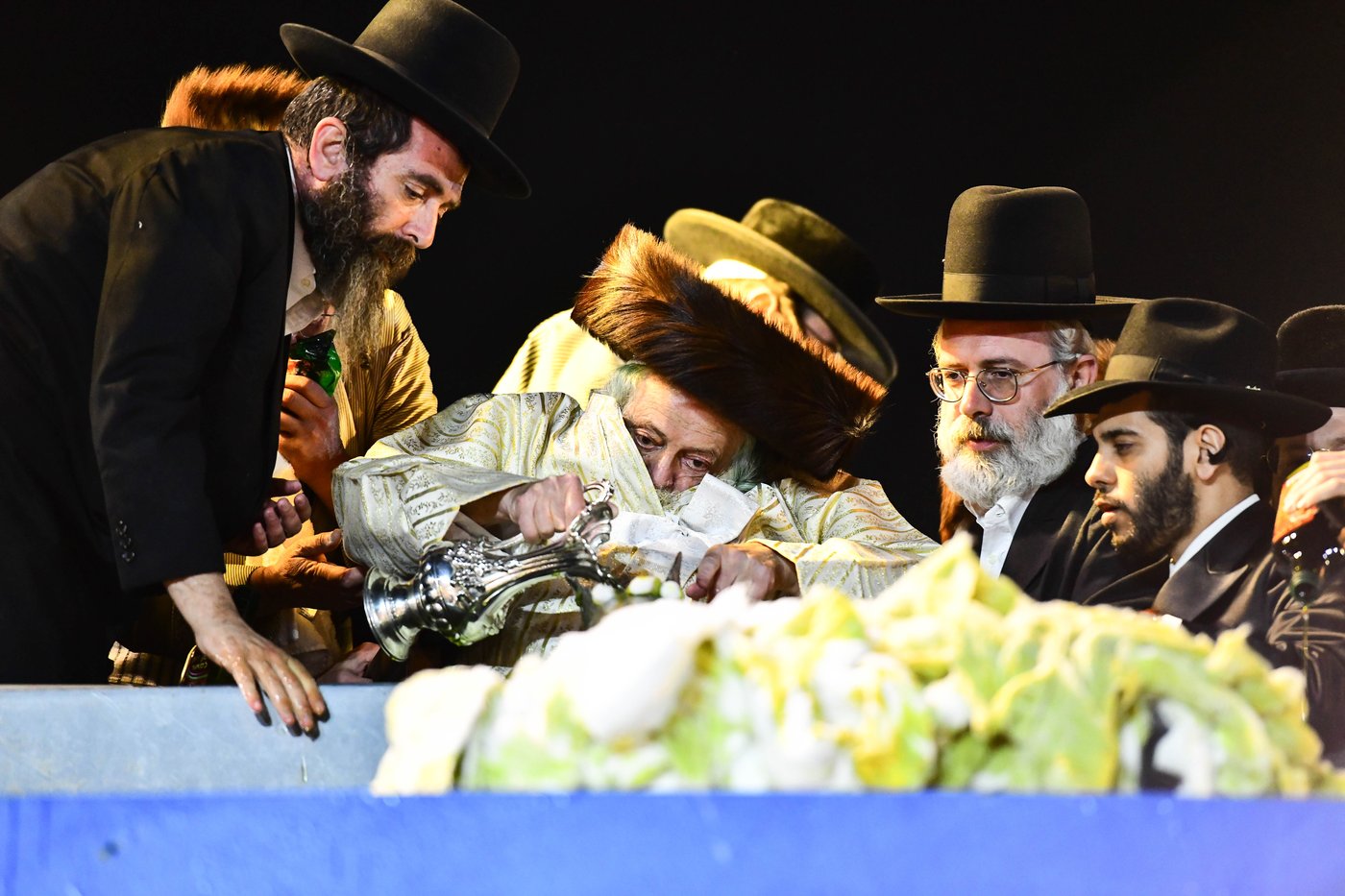האדמו"ר מתולדות אברהם יצחק בהדלקה ל"ג בעומר