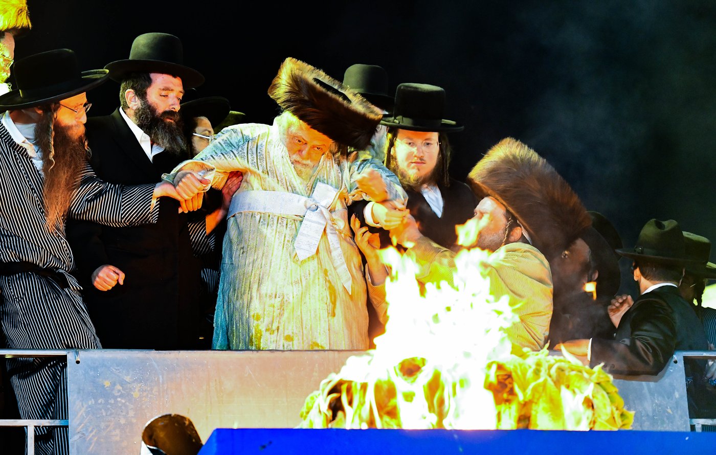 האדמו"ר מתולדות אברהם יצחק בהדלקה ל"ג בעומר