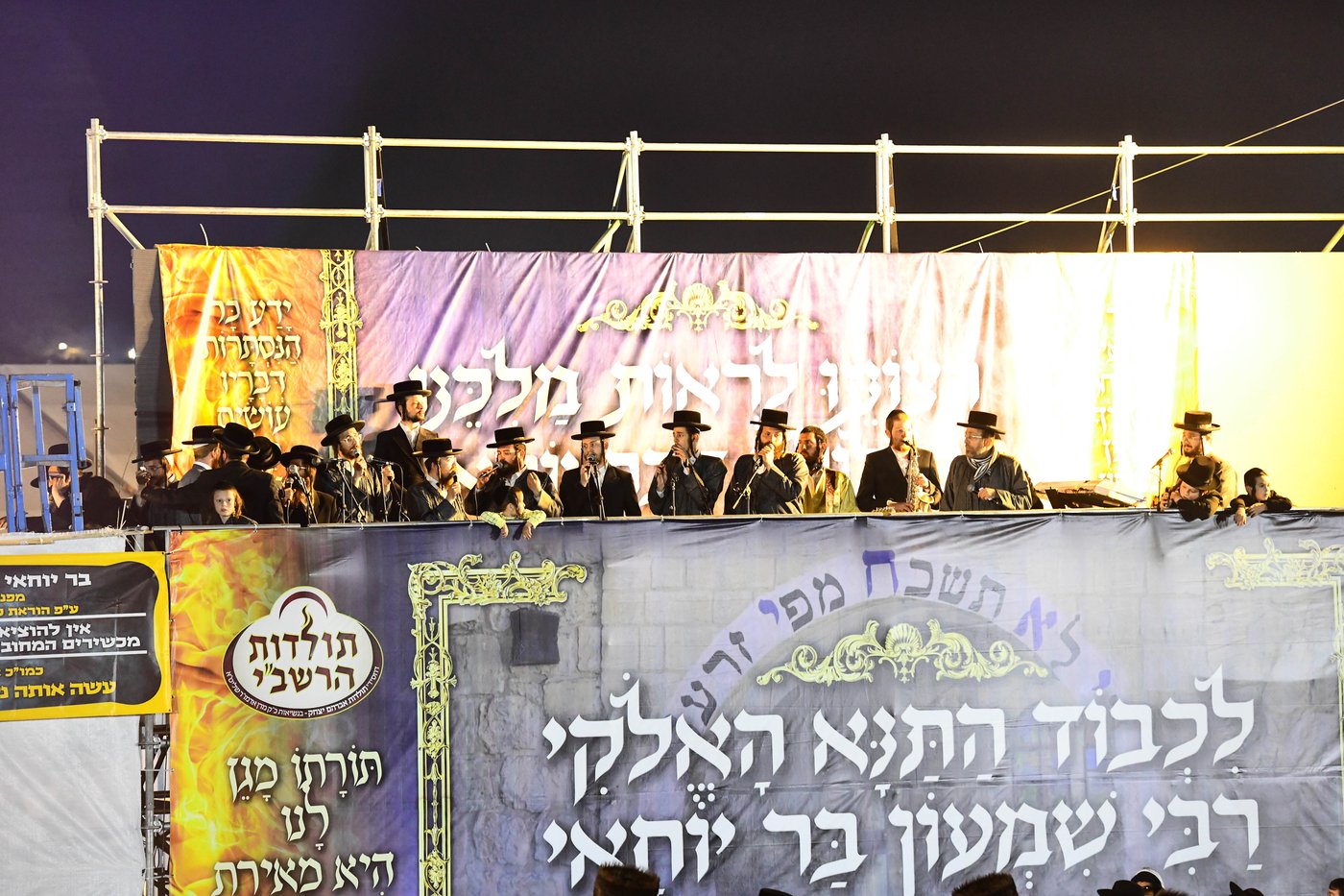 האדמו"ר מתולדות אברהם יצחק בהדלקה ל"ג בעומר