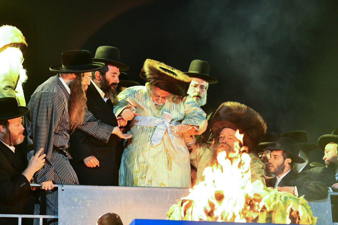 האדמו"ר מתולדות אברהם יצחק בהדלקה ל"ג בעומר