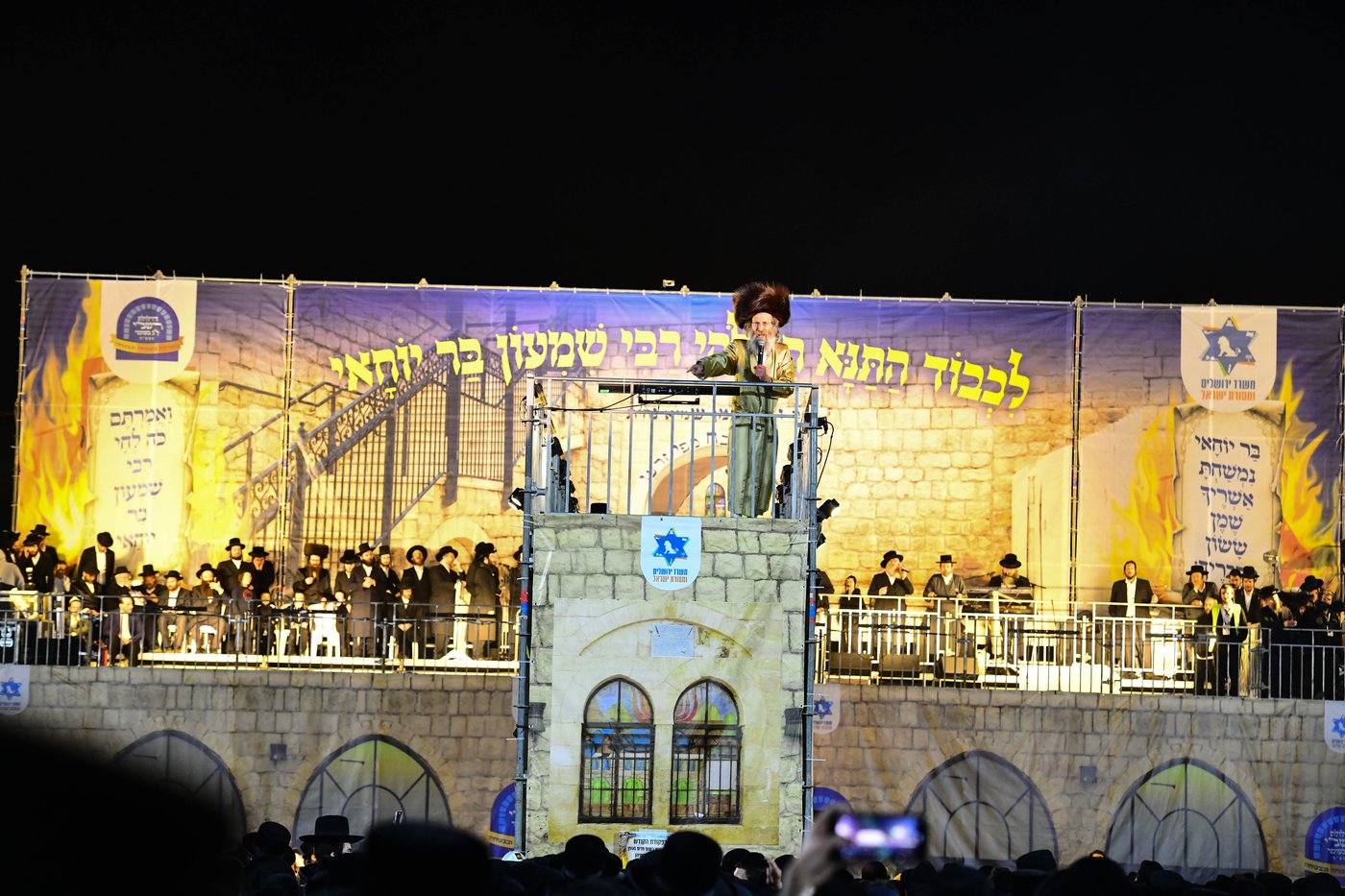 הרה"צ רבי אלימלך בידרמן בהדלקה ל"ג בעומר