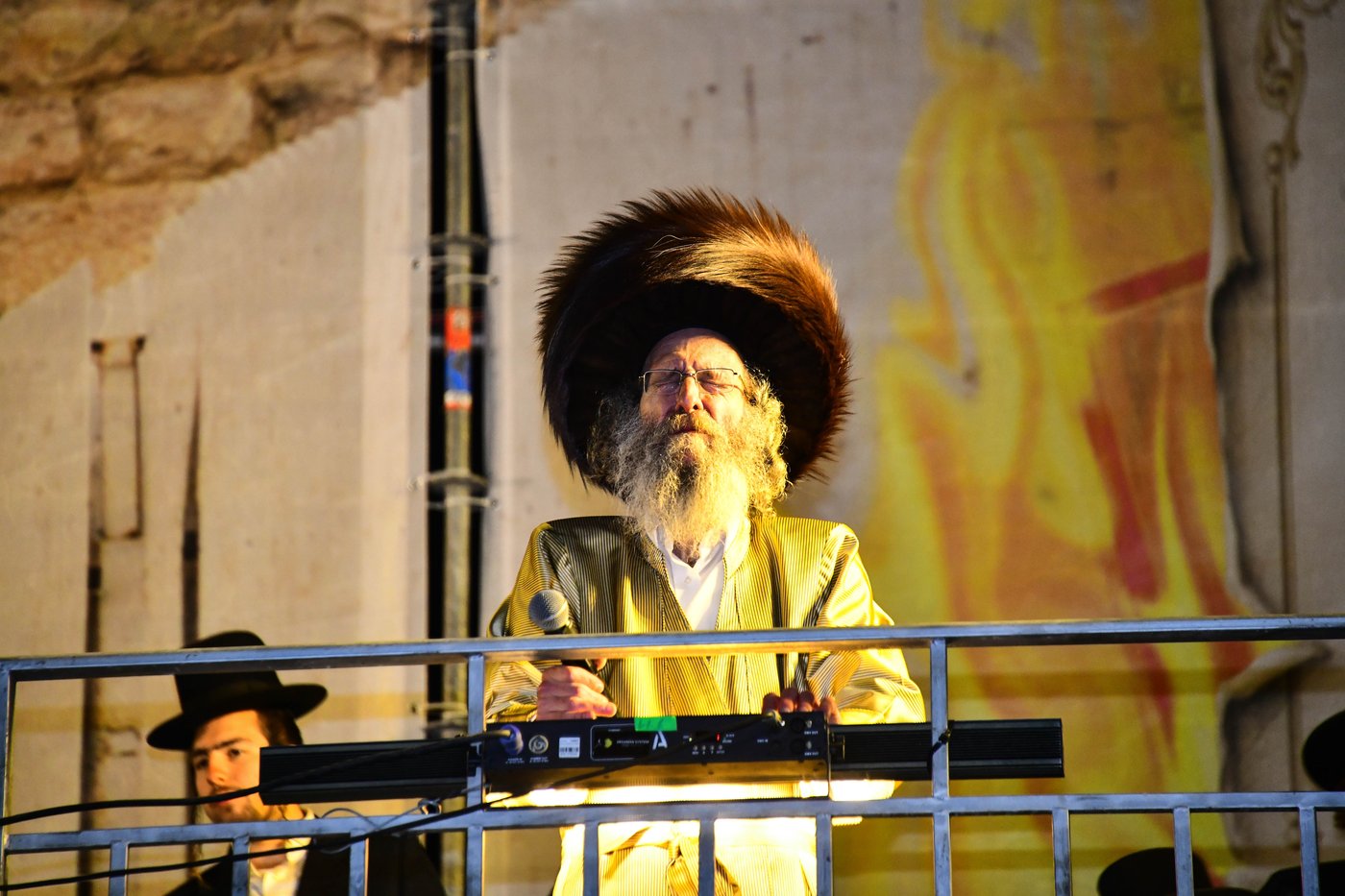 הרה"צ רבי אלימלך בידרמן בהדלקה ל"ג בעומר
