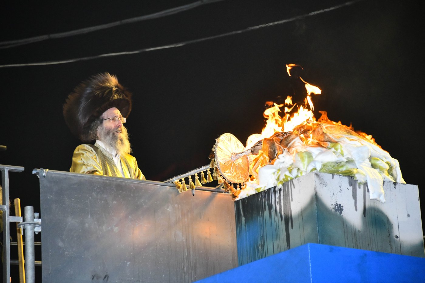 הרה"צ רבי אלימלך בידרמן בהדלקה ל"ג בעומר