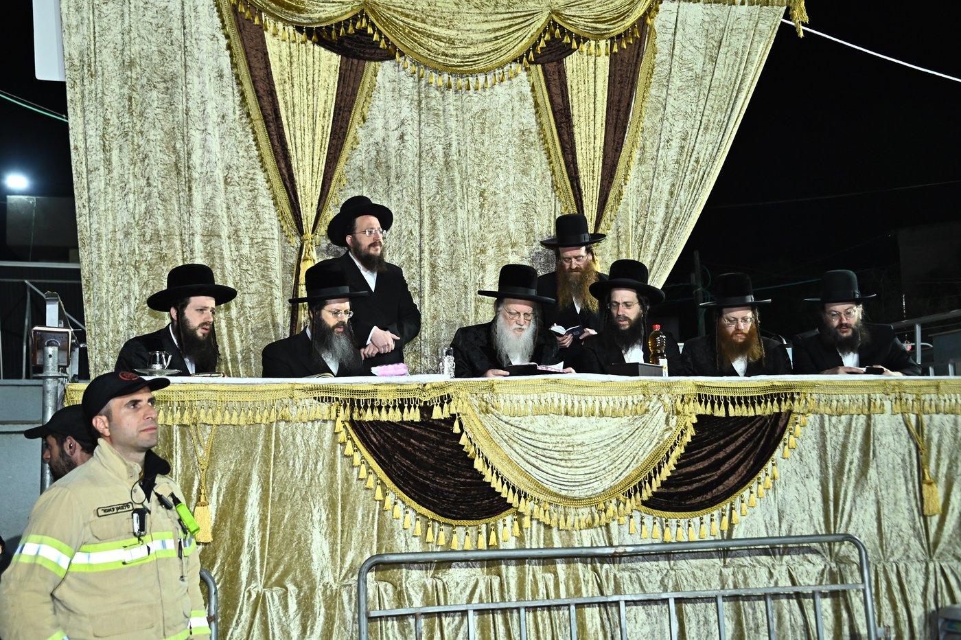 האדמו"ר ממודז'יץ בהדלקה ל"ג בעומר