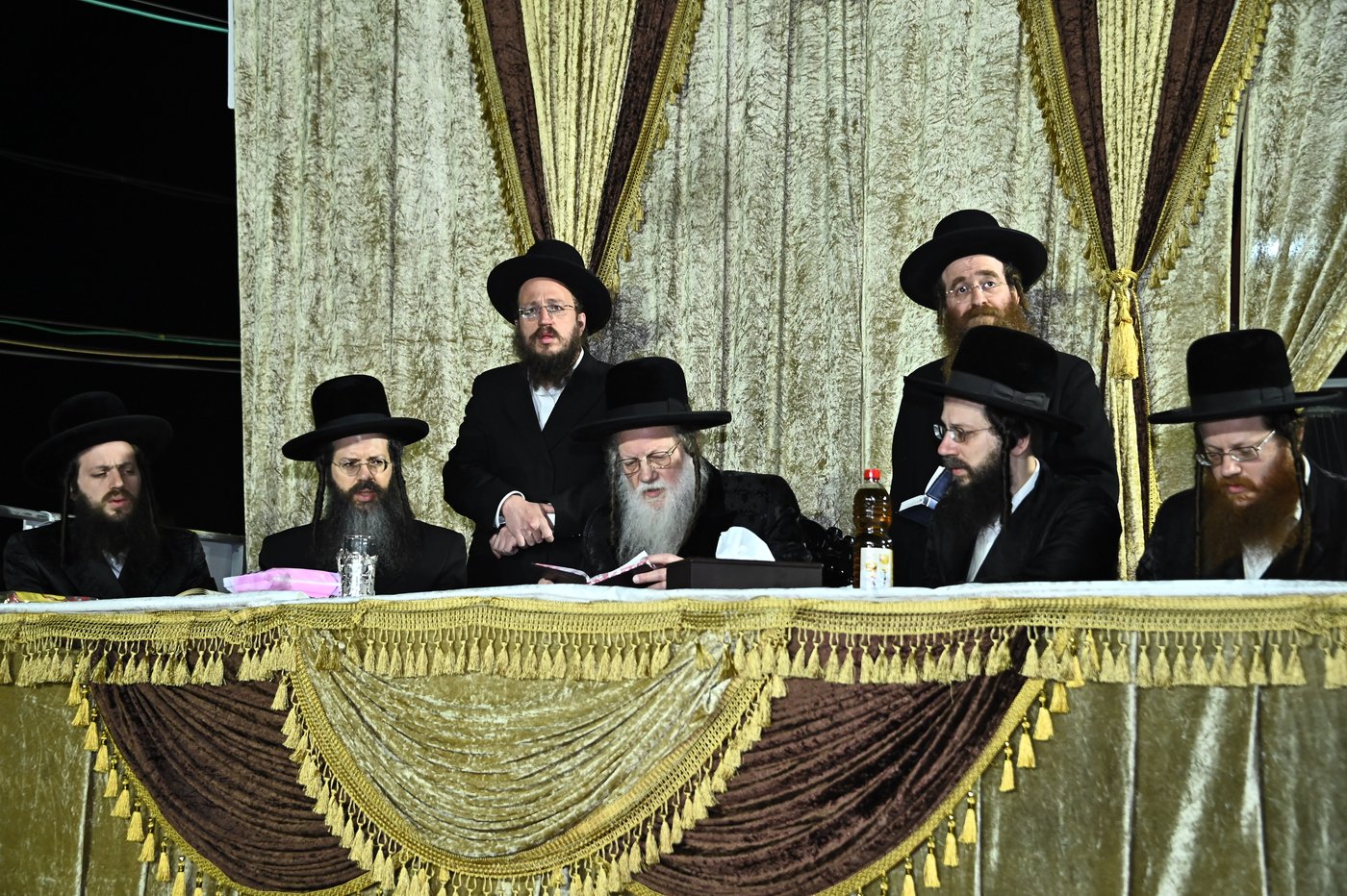 האדמו"ר ממודז'יץ בהדלקה ל"ג בעומר