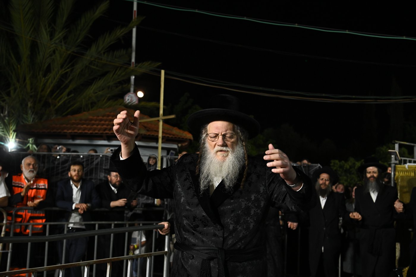 האדמו"ר ממודז'יץ בהדלקה ל"ג בעומר