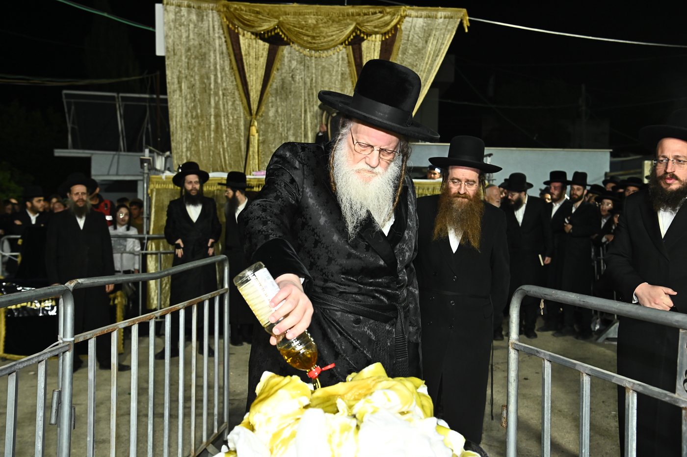 האדמו"ר ממודז'יץ בהדלקה ל"ג בעומר