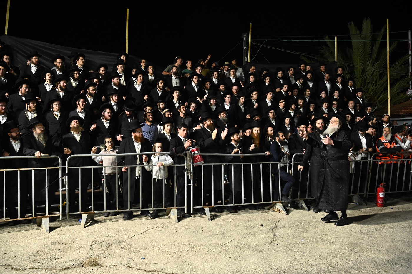 האדמו"ר ממודז'יץ בהדלקה ל"ג בעומר