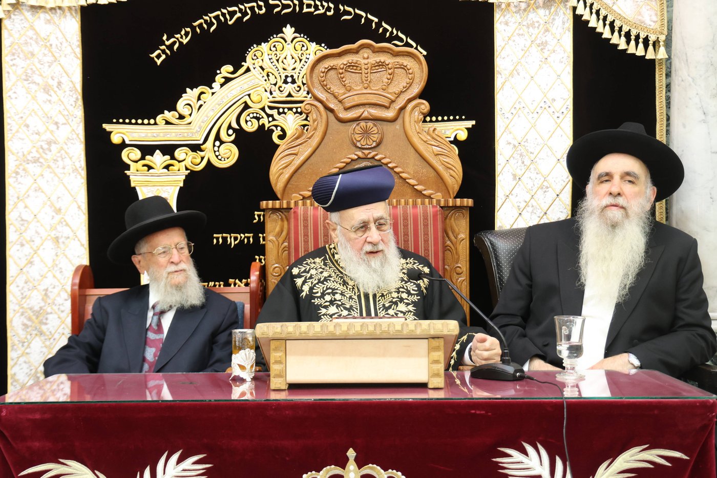 הראשל''צ הגאון רבי יצחק יוסף, בשיעורו השבועי בבית הכנסת היזדים