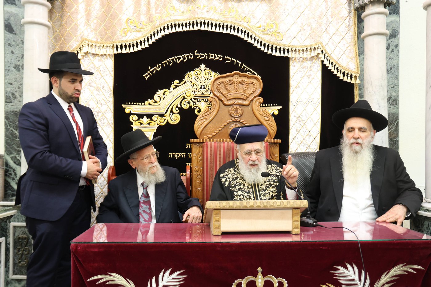 הראשל''צ הגאון רבי יצחק יוסף, בשיעורו השבועי בבית הכנסת היזדים