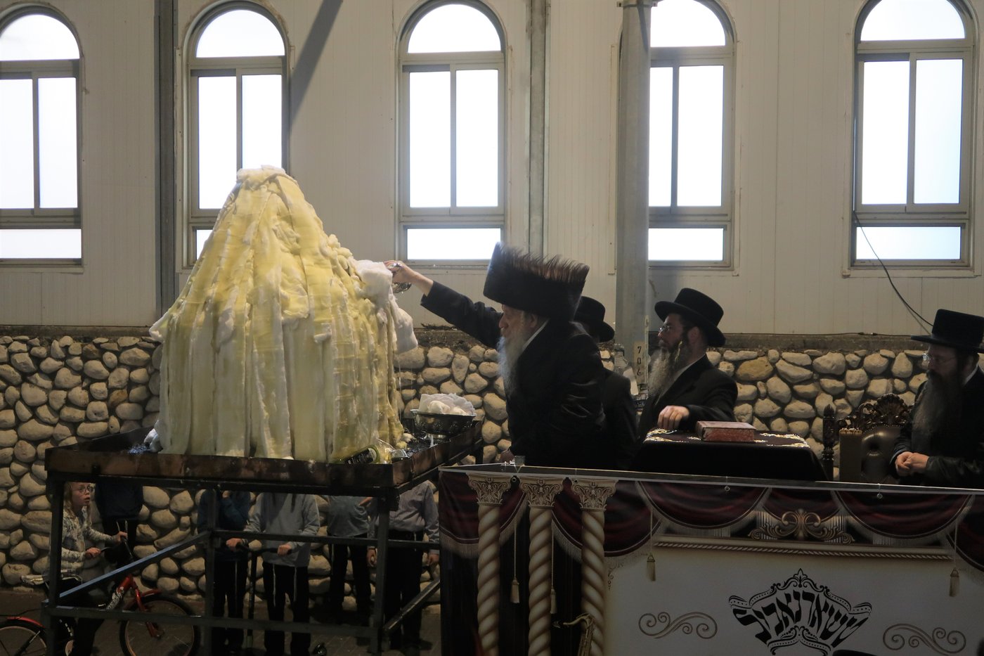 מעמד ההדלקה בחצה"ק טשארנאביל
