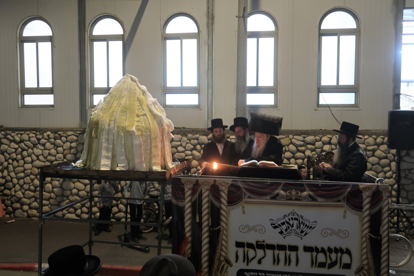 מעמד ההדלקה בחצה"ק טשארנאביל