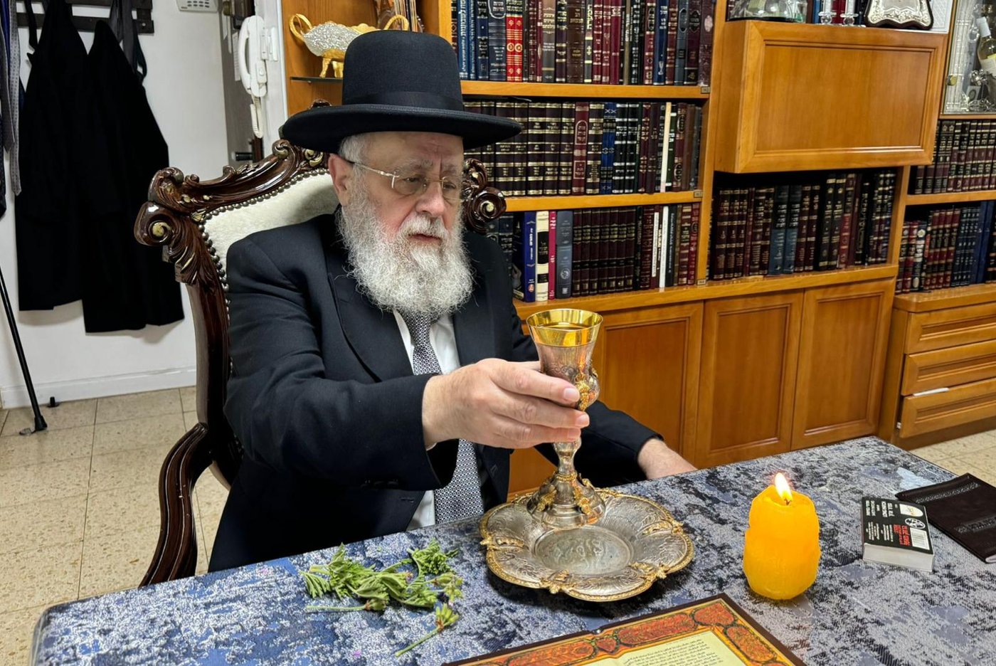 הרב יוסף, בהבדלה הערב בביתו