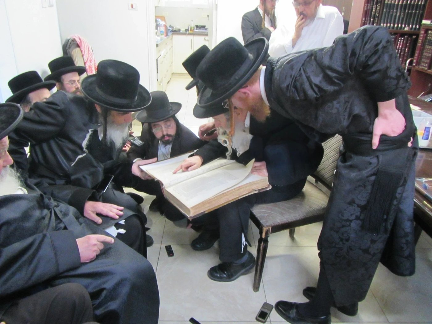 האדמו"ר מאמשינוב בניחום אבלים אצל מחותנו גאב"ד ראדומישלא
