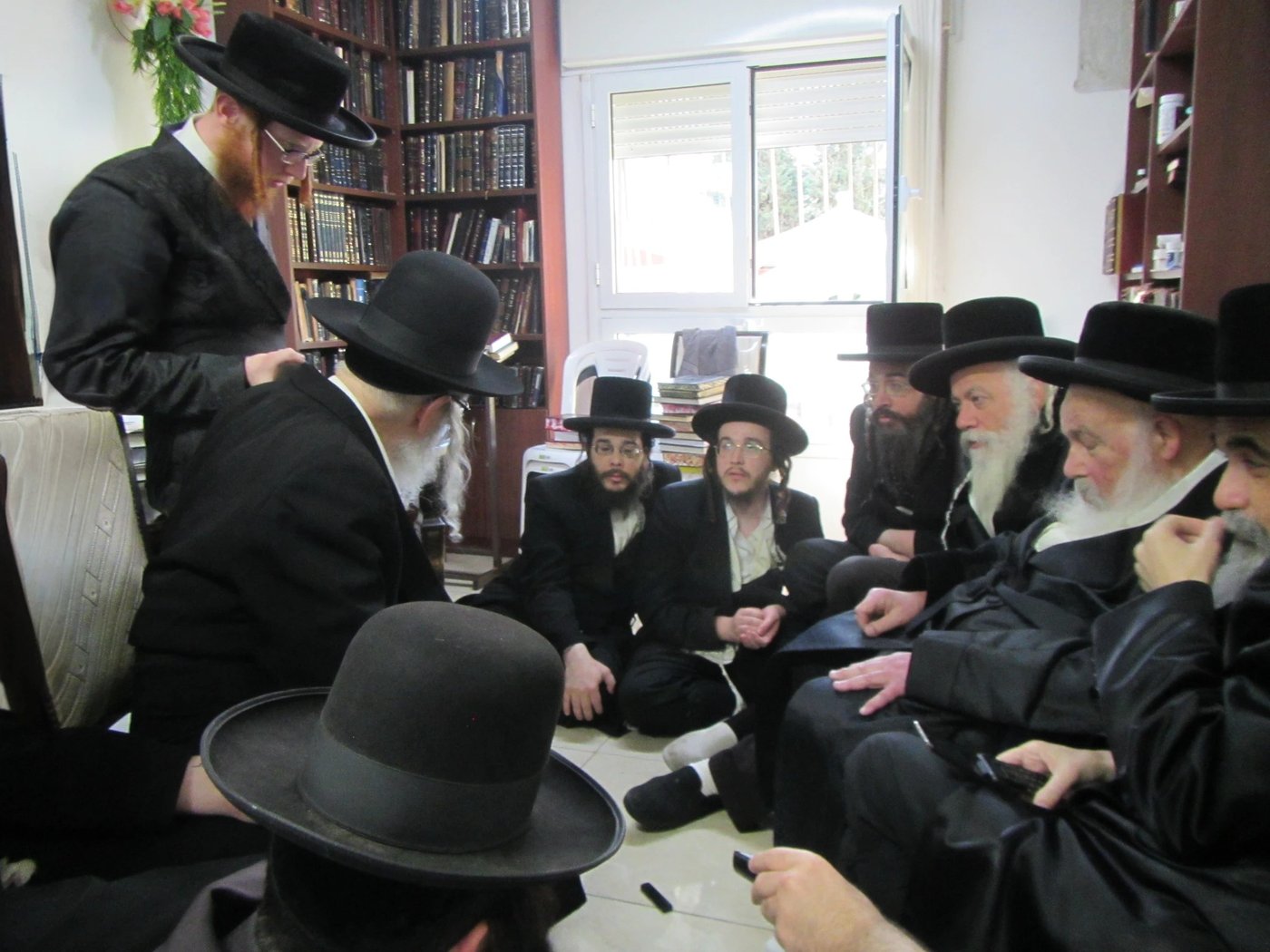 האדמו"ר מאמשינוב בניחום אבלים אצל מחותנו גאב"ד ראדומישלא