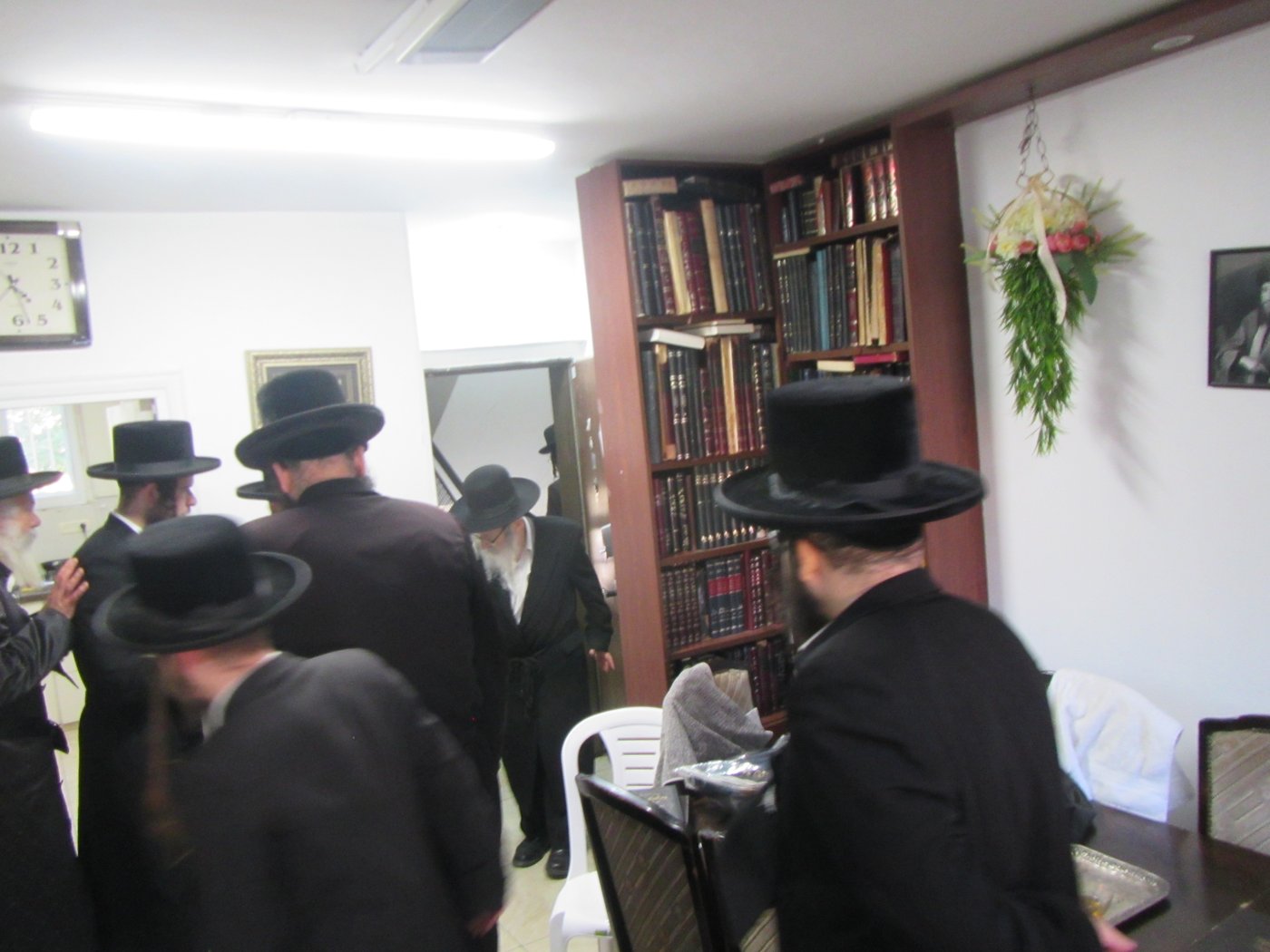 האדמו"ר מאמשינוב בניחום אבלים אצל מחותנו גאב"ד ראדומישלא