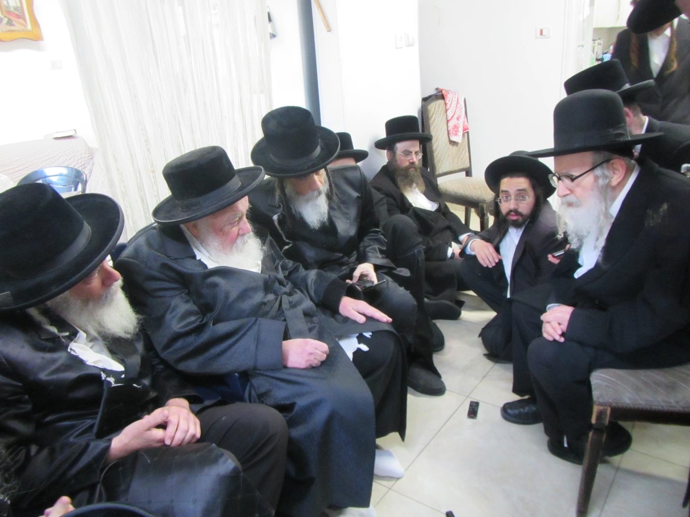 האדמו"ר מאמשינוב בניחום אבלים אצל מחותנו גאב"ד ראדומישלא