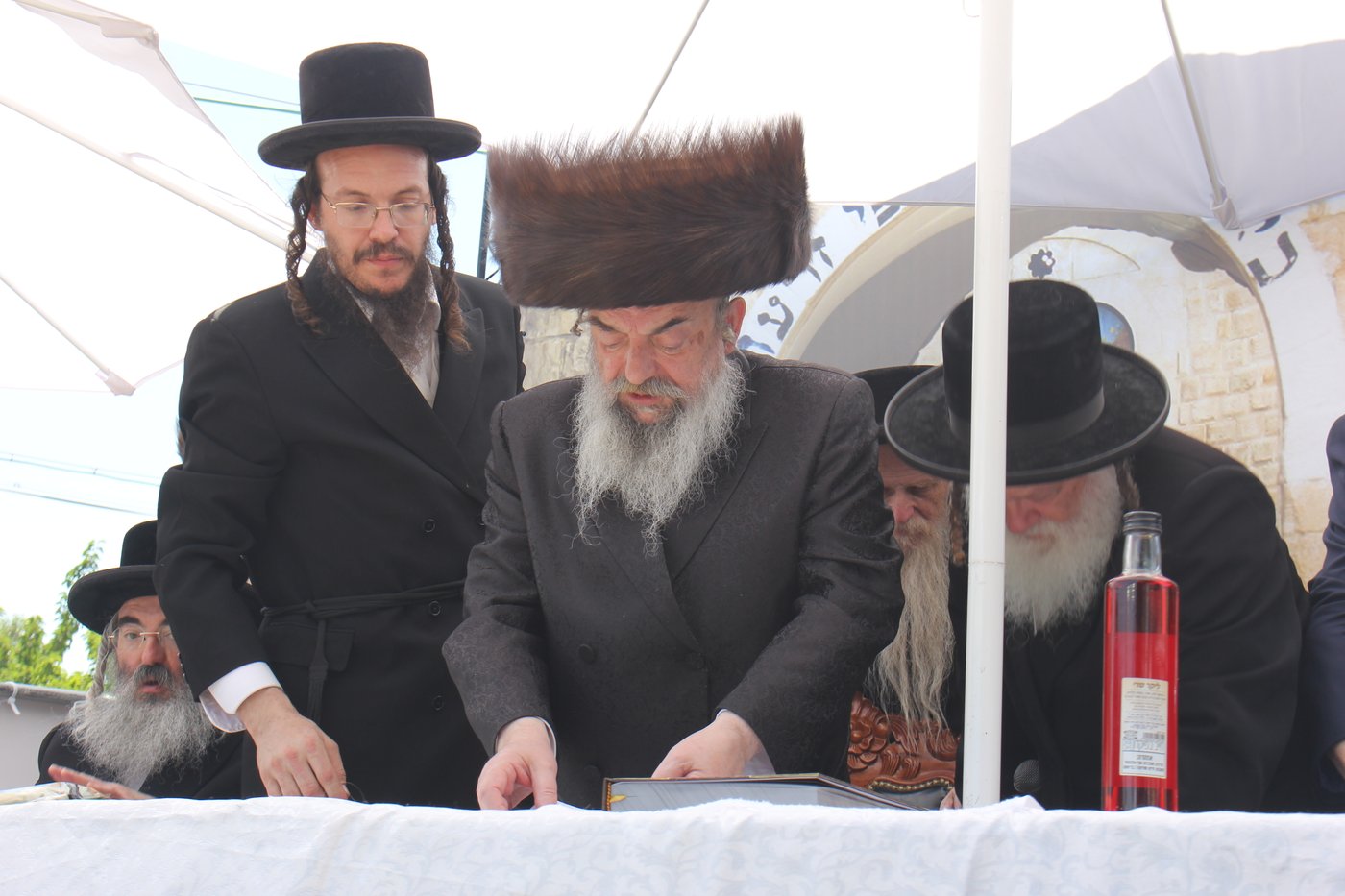 האדמו''ר מלעלוב בהדלקה באתרא קדישא מירון