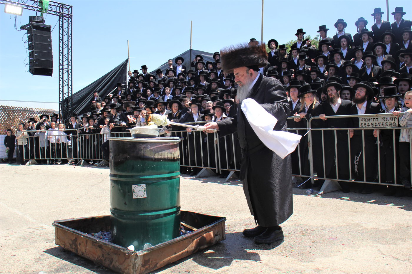 האדמו''ר מלעלוב בהדלקה באתרא קדישא מירון