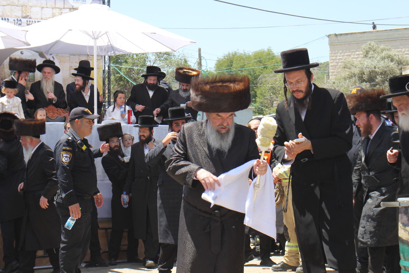 האדמו''ר מלעלוב בהדלקה באתרא קדישא מירון
