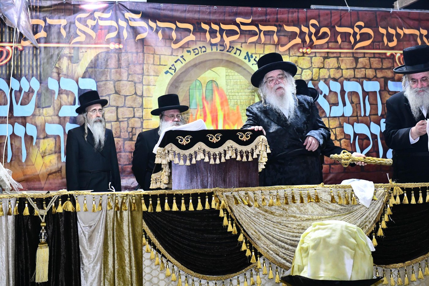 האדמו"ר מדארג בהדלקה באתרא קדישא מירון